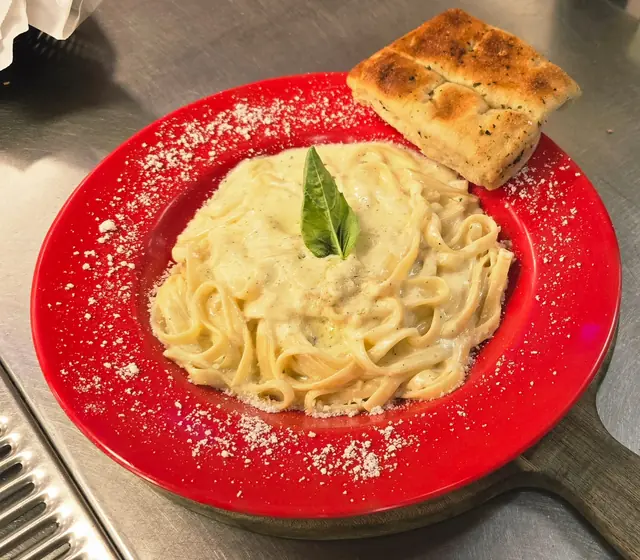 Fettuccine alfredo with garlic bread