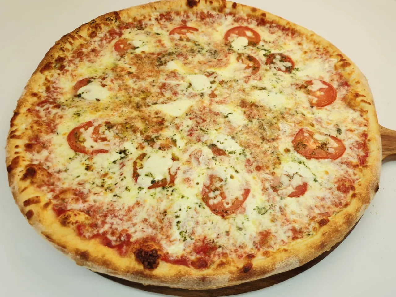 Napoli Margherita pizza with fresh basil