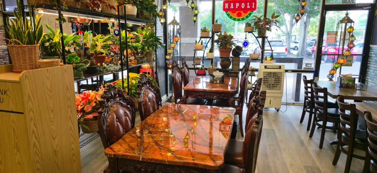 A table inside Napoli Italian Pizzeria